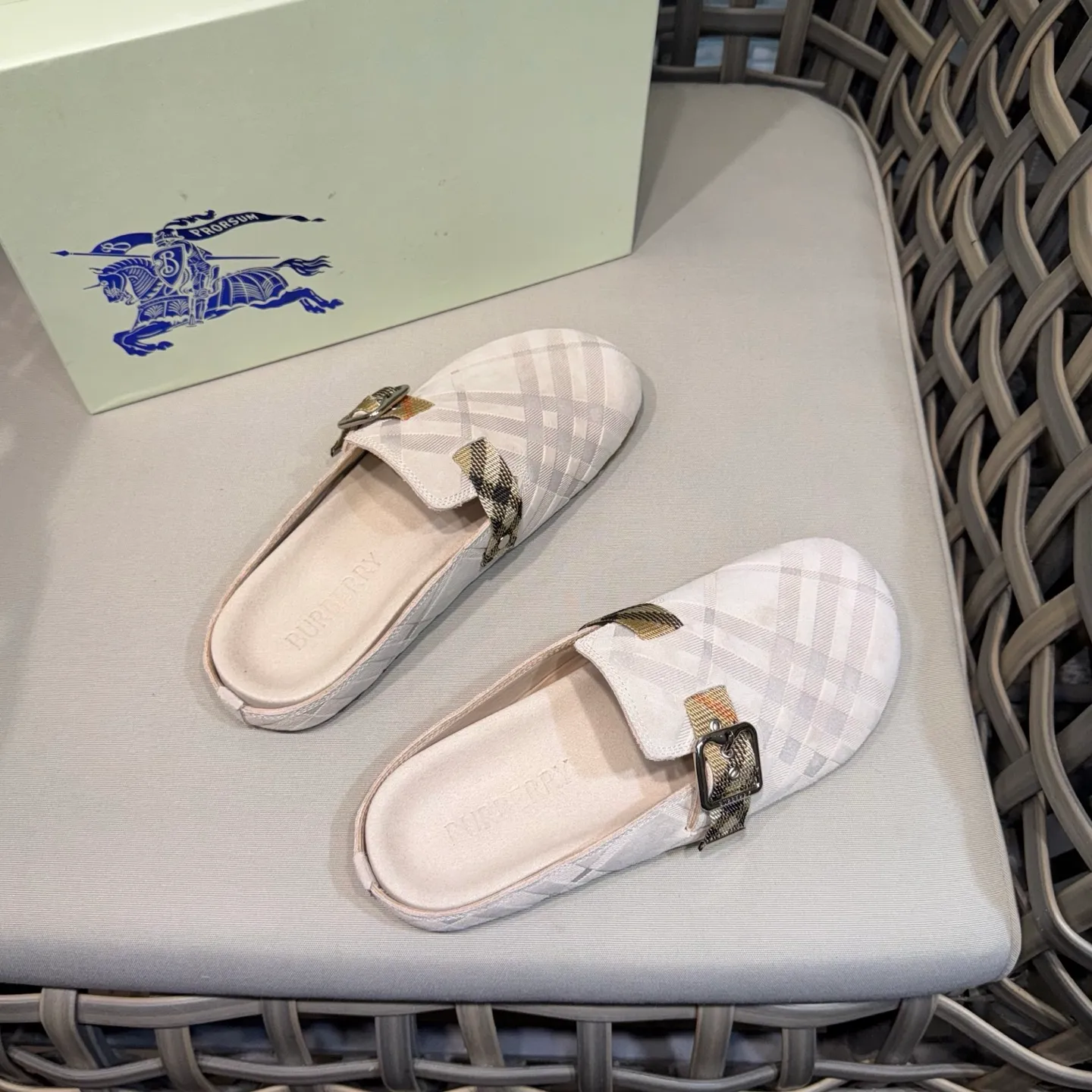 Men's Men's Shoes 💰360 [New Style] 🐝🐝Burberry New Burberry - Men's Checked Leather Urchin Half-Flop Sandal Made of soft suede cowhide and calfskin, these half-flop sandals feature an adjustable B-shaped buckle strap and are decorated with the signature sand-colored Burberry check in jacquard worsted. The upper wraps around the midsole and is paired with a sole made of the same upper material with an embossed logo on the heel and a wavy rubber outsole embellished with the Burberry lettering. Fashionable and casual! Comes with full set of original packaging dust bag! Code number: 39-40-41-42-43-44 standard code (38/45 can be customized and returns and exchanges are not supported)